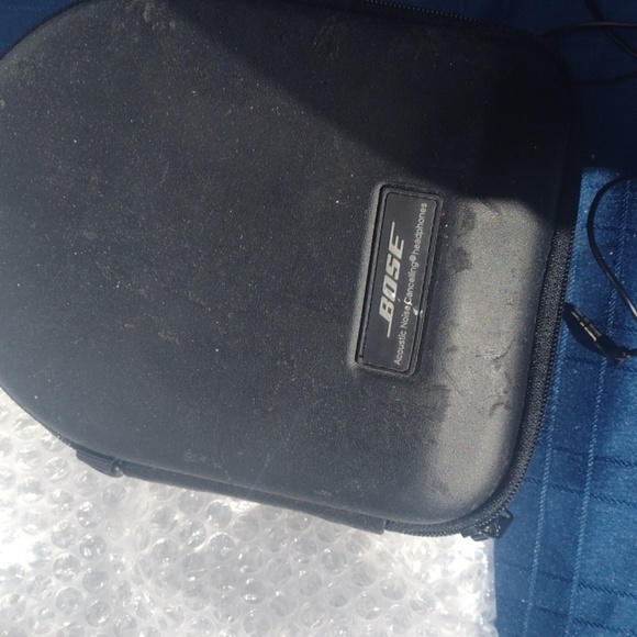 - Bose Black and Silver Quiet Comfort 3 Headphones with Case - Picture 5 of 5